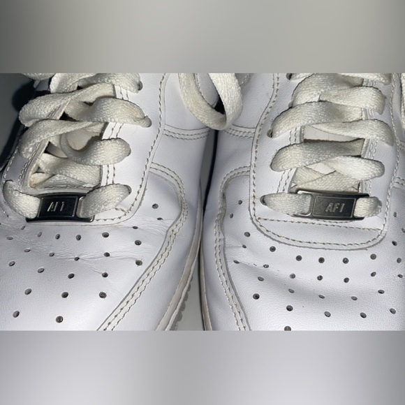 Nike Air Force 1 Size 9 All White Has minimal wear shown needs good cleaning - Picture 2 of 16